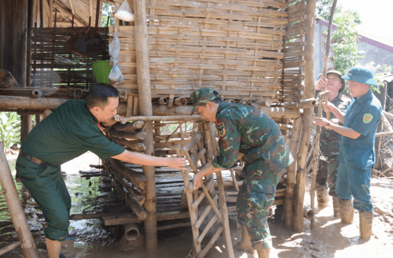Bộ đội, dân quân cứu dân trong lũ dữ