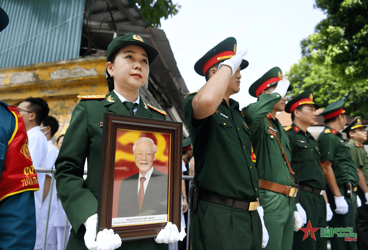 Bộ đội Cụ Hồ tiễn biệt Tổng Bí thư Nguyễn Phú Trọng