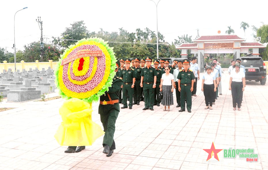 Quân khu 5 thăm, tặng quà trung tâm điều dưỡng người có công và dâng hương tưởng nhớ các Anh hùng liệt sĩ tại Quảng Ngãi