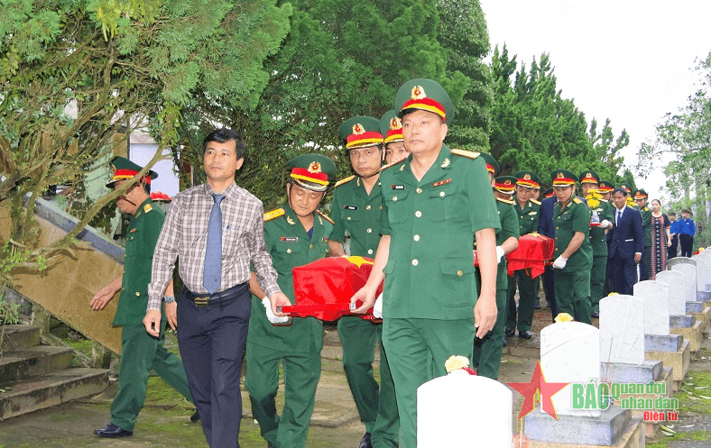 Đoàn Kinh tế  - Quốc phòng 337 (Quân khu 4) tổ chức Lễ truy điệu và an táng 12 hài cốt liệt sĩ