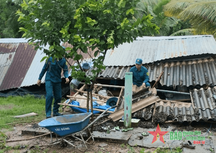 Bạc Liêu: Lực lượng dân quân liên tiếp giúp người dân khắc phục hậu quả do thời tiết xấu
