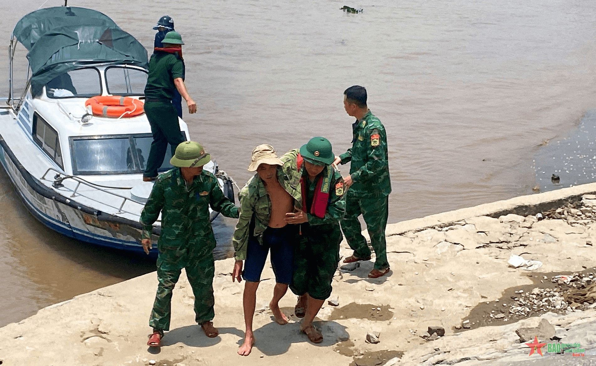 Bộ đội Biên phòng thành phố Hải Phòng kịp thời cứu nạn thuyền viên trên biển