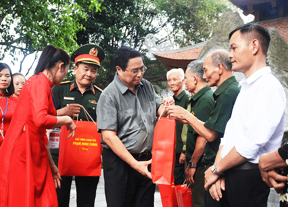 Thủ tướng Phạm Minh Chính tri ân, tặng quà các gia đình chính sách trên địa bàn tỉnh Thái Nguyên