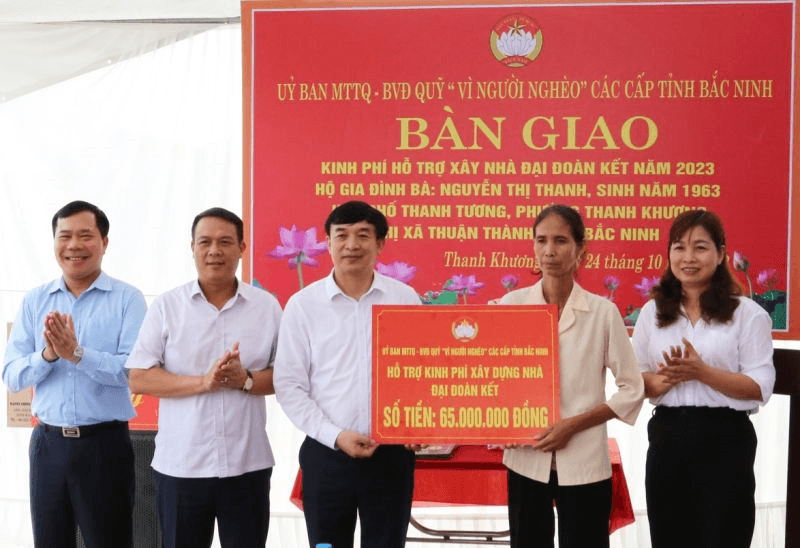 Giúp dân thoát nghèo bằng sự trân trọng và cảm thông