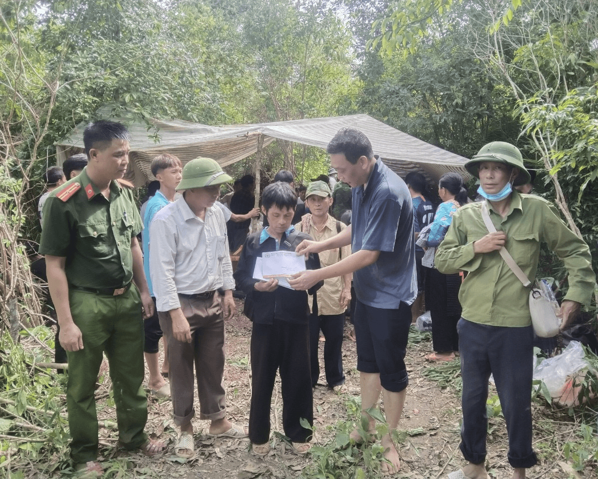 Nỗ lực giúp người dân vùng lũ Mường Pồn