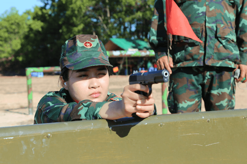 Nữ xạ thủ Quân khu 5 trên bãi tập