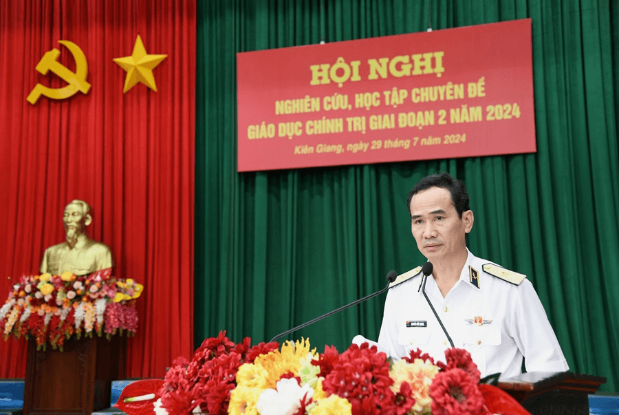 Bộ tư lệnh Vùng 5 Hải quân nghiên cứu, học tập các chuyên đề giáo dục chính trị