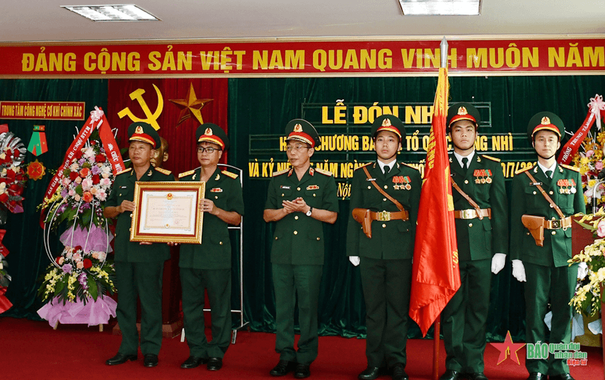 Trung tâm Công nghệ cơ khí chính xác đón nhận Huân chương Bảo vệ Tổ quốc hạng Nhì