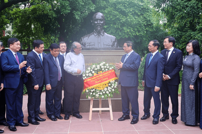 Thủ tướng Phạm Minh Chính dâng hoa tại tượng Bác Hồ ở New Delhi, Ấn Độ