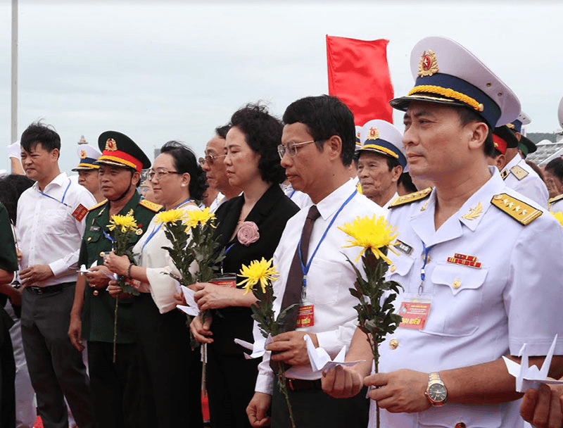 Tưởng niệm các Anh hùng liệt sĩ và nhân dân hy sinh trong trận chiến đấu với đế quốc Mỹ tại Cửa Lục, Quảng Ninh