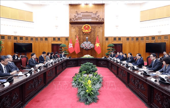 Phó thủ tướng Trần Lưu Quang hội đàm với Trưởng Khu hành chính đặc biệt Hồng Kông (Trung Quốc)
