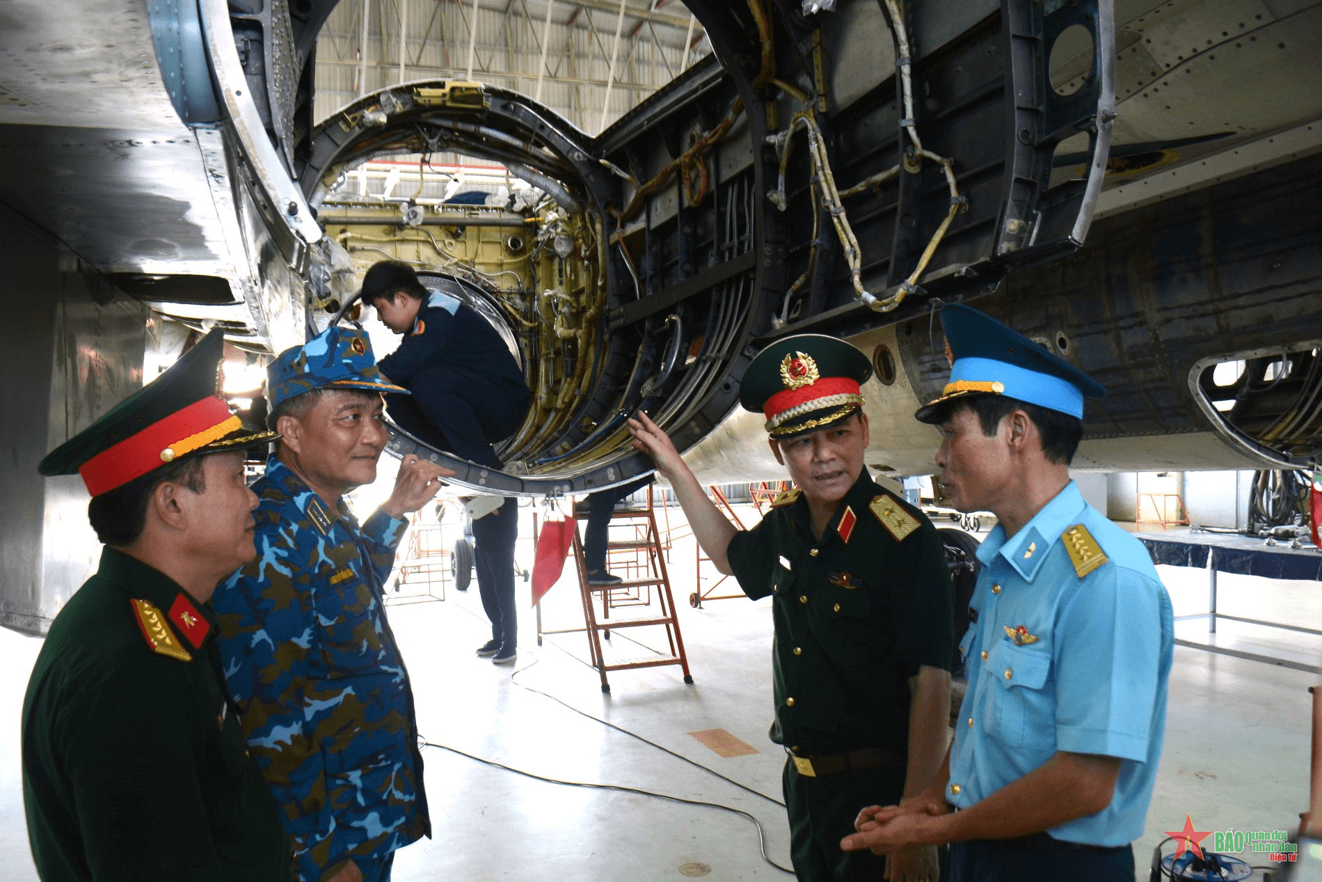 Trung tướng Phạm Trường Sơn kiểm tra Trạm Radar 29 và Nhà máy A32