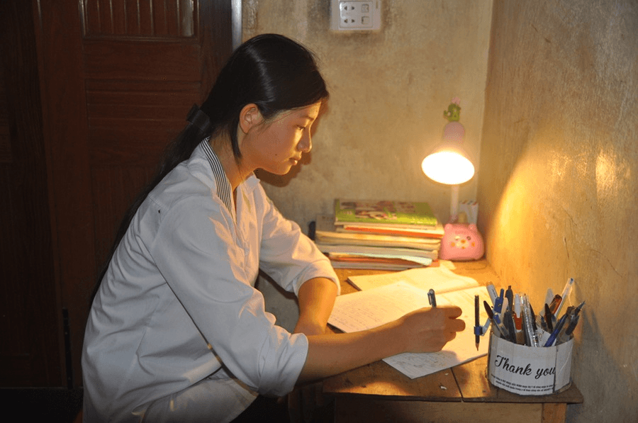 Ước mơ tiếp tục đến trường của cô học trò nghèo