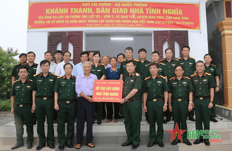 Cục Tài chính (Bộ Quốc phòng) trao nhà, tặng quà đối tượng chính sách tại Nam Định