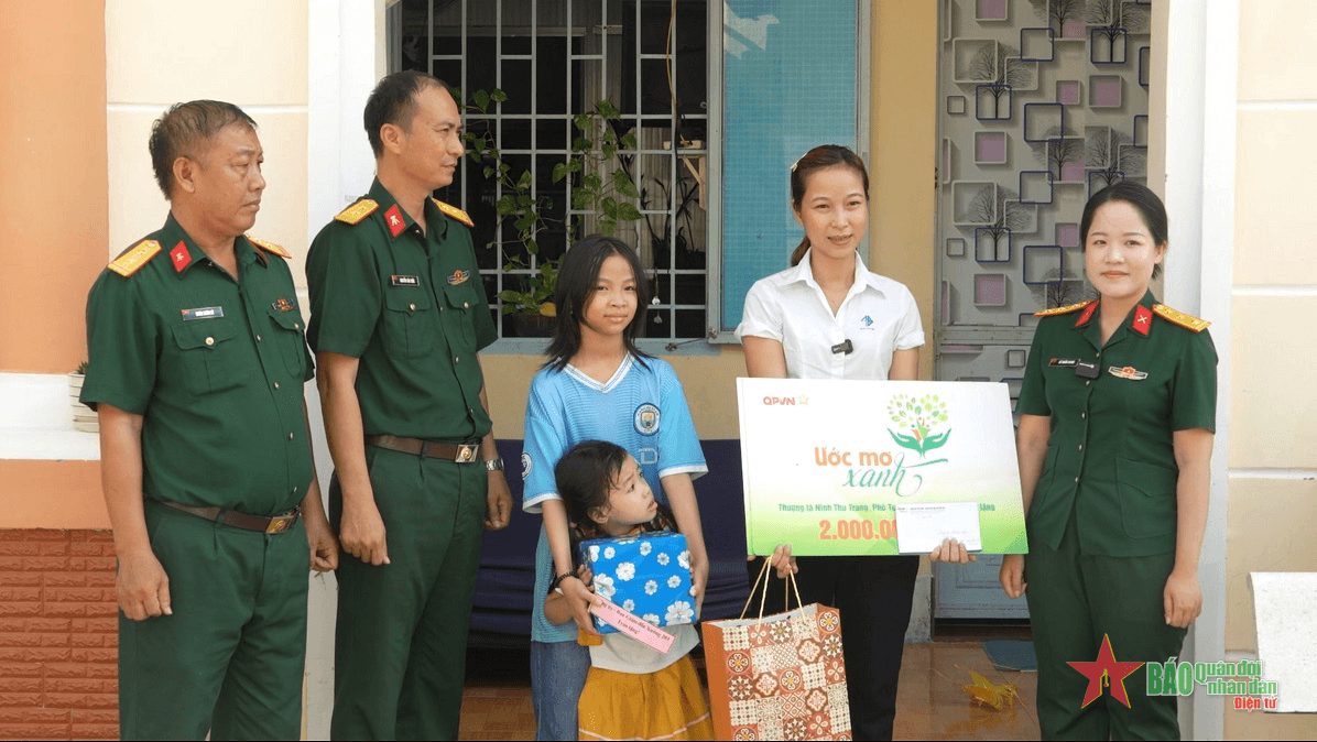 Quỹ “Ước mơ xanh” trao quà tặng các gia đình quân nhân có hoàn cảnh khó khăn tại Quân khu 9