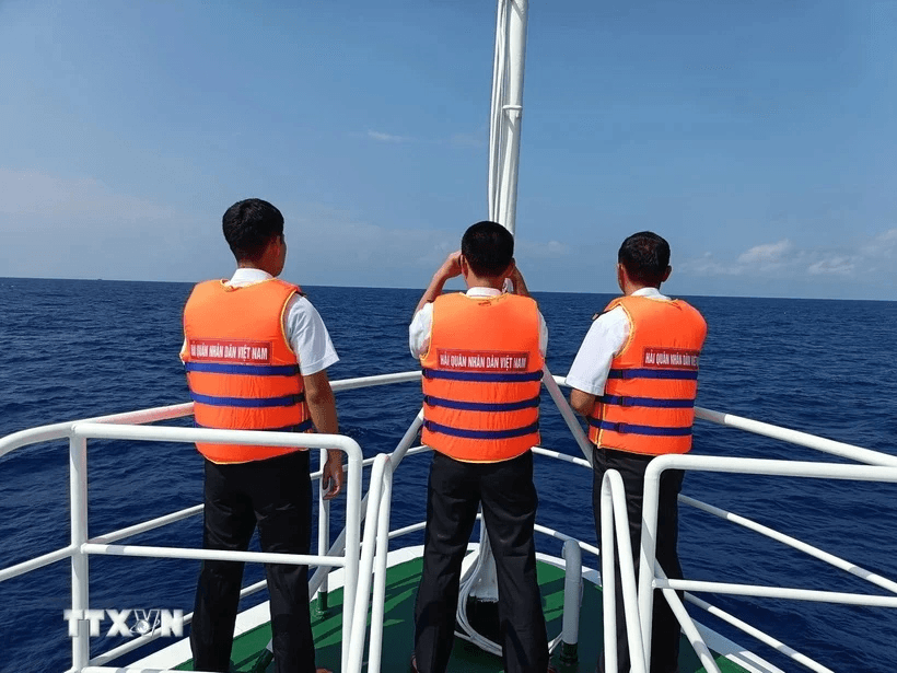 Lật tàu cá trên biển, 5 lao động được cứu vớt, một người mất tích