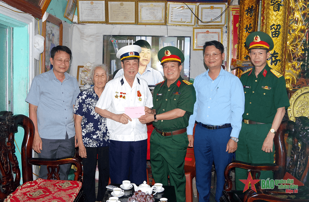 Quảng Ninh: Thăm tặng quà cựu chiến binh trực tiếp tham gia chiến đấu, chiến thắng trận đầu