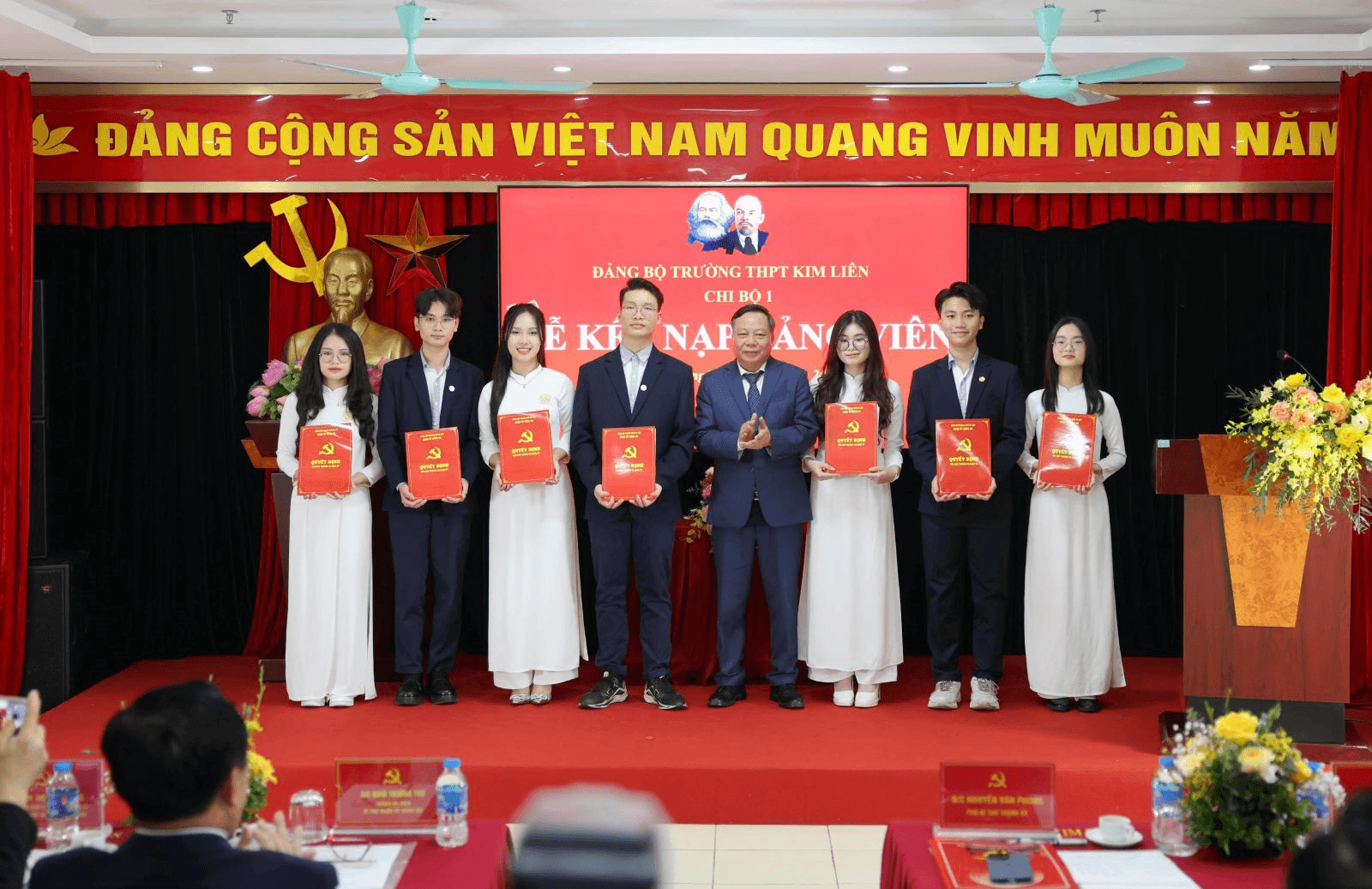 Tăng cường “sức trẻ” cho Đảng