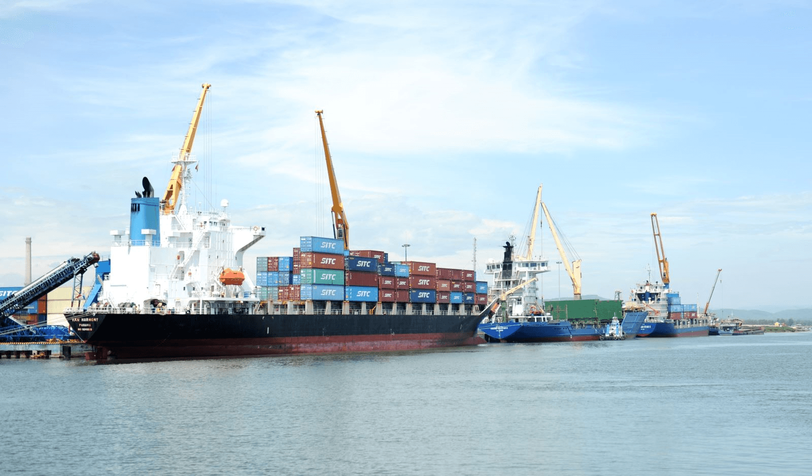 Cần giải pháp đồng bộ để phát triển kinh tế hàng hải miền Trung