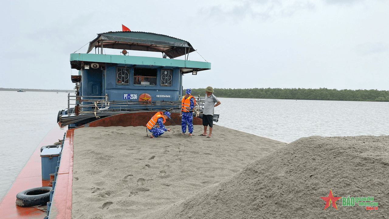Đoàn Trinh sát số 1 (Bộ tư lệnh Cảnh sát biển) bắt giữ phương tiện vận chuyển cát trái phép