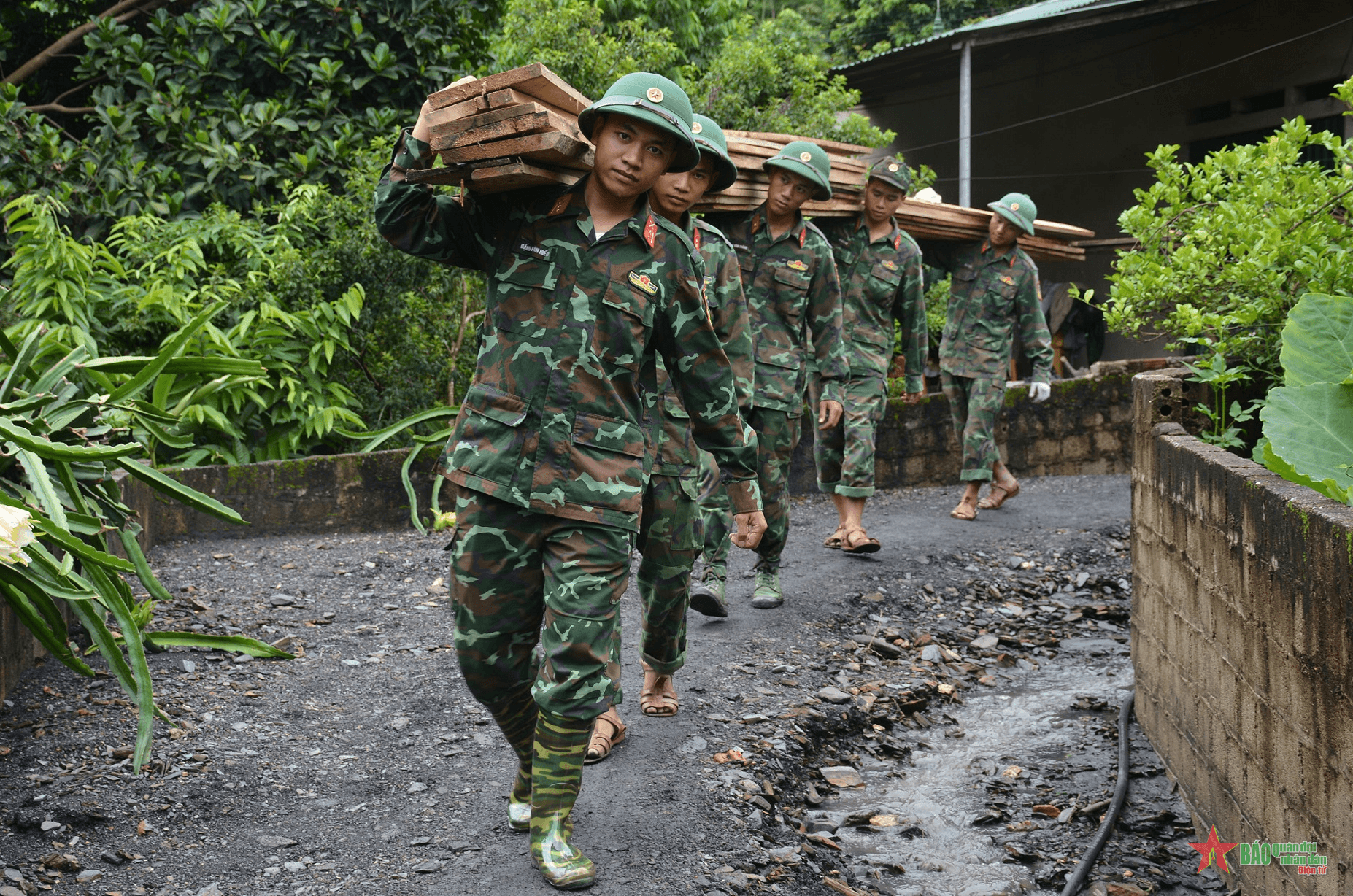Bộ đội, dân quân hết lòng vì đồng bào vùng lũ Điện Biên
