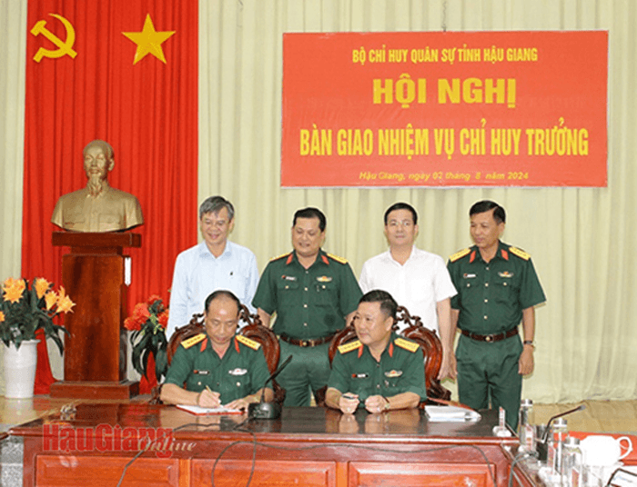 Bàn giao nhiệm vụ Chỉ huy trưởng Bộ Chỉ huy Quân sự tỉnh Hậu Giang