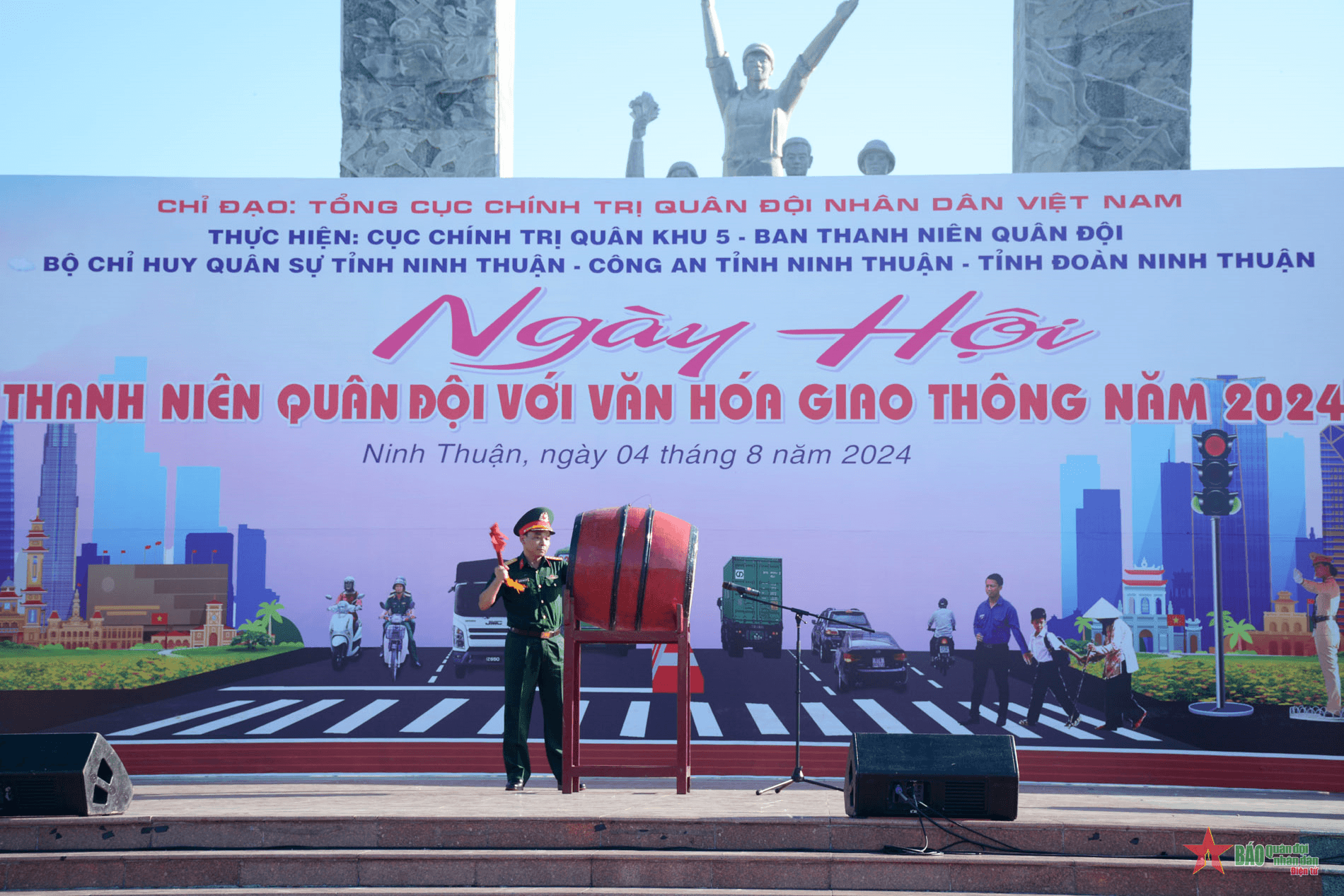 Ngày hội “Thanh niên Quân đội với văn hoá giao thông”
