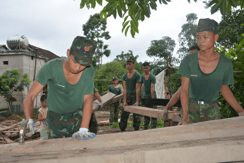 Không quản hiểm nguy, vượt qua gian khổ để giúp đỡ nhân dân
