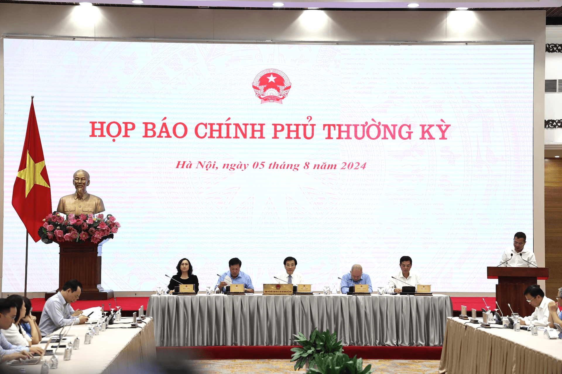 Còn gần 100.000 căn hộ nhà ở xã hội cần hoàn thành trong năm 2024