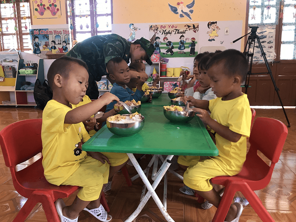 Những bữa cơm nâng bước học sinh nghèo
