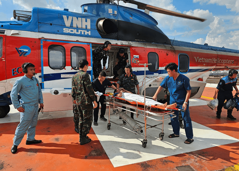 Đưa 3 bệnh nhân cấp cứu tại Bệnh xá đảo Trường Sa về đất liền điều trị