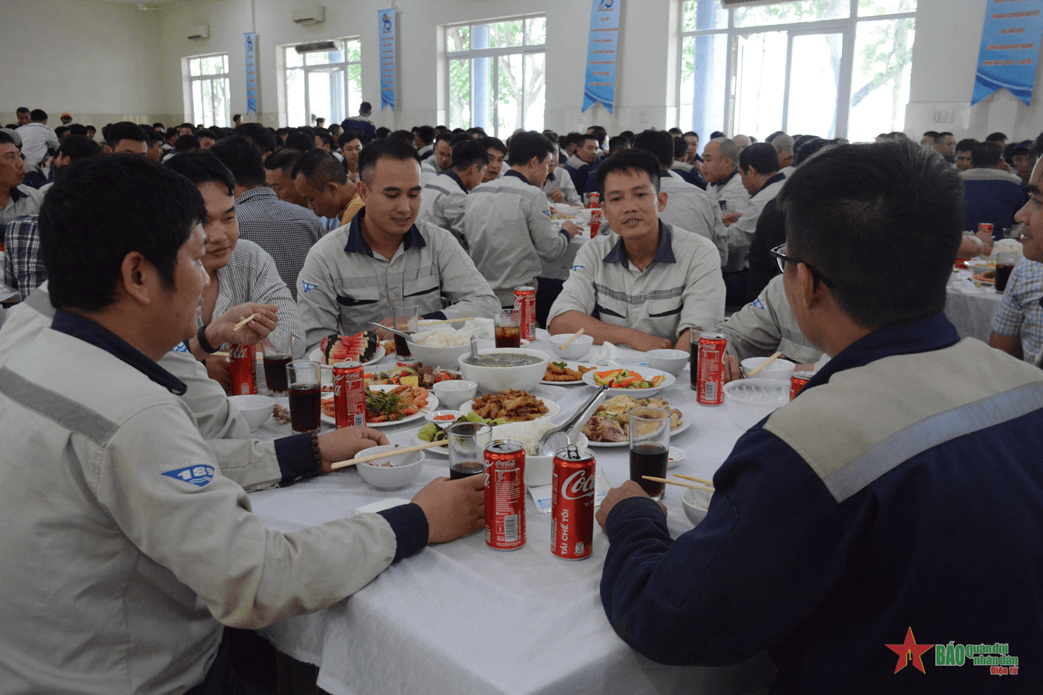 Ấm áp “Bữa cơm công đoàn” ở Nhà máy Z189