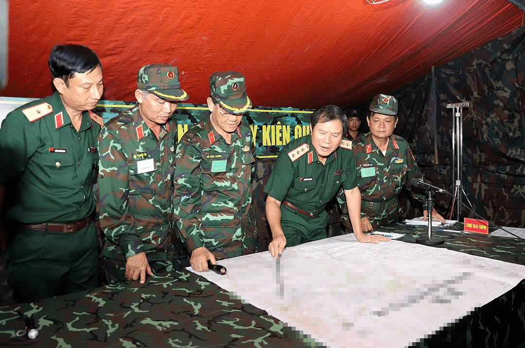 Thượng tướng Nguyễn Tân Cương chỉ đạo và kiểm tra diễn tập của Trường Sĩ quan Lục quân 2