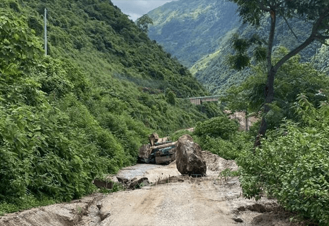 Lai Châu: Sạt lở, đá lớn rơi trúng máy xúc làm một người tử vong