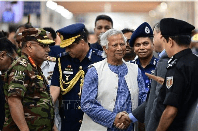 Bangladesh: Thủ tướng được chỉ định về nước, Quân đội tuyên bố ủng hộ