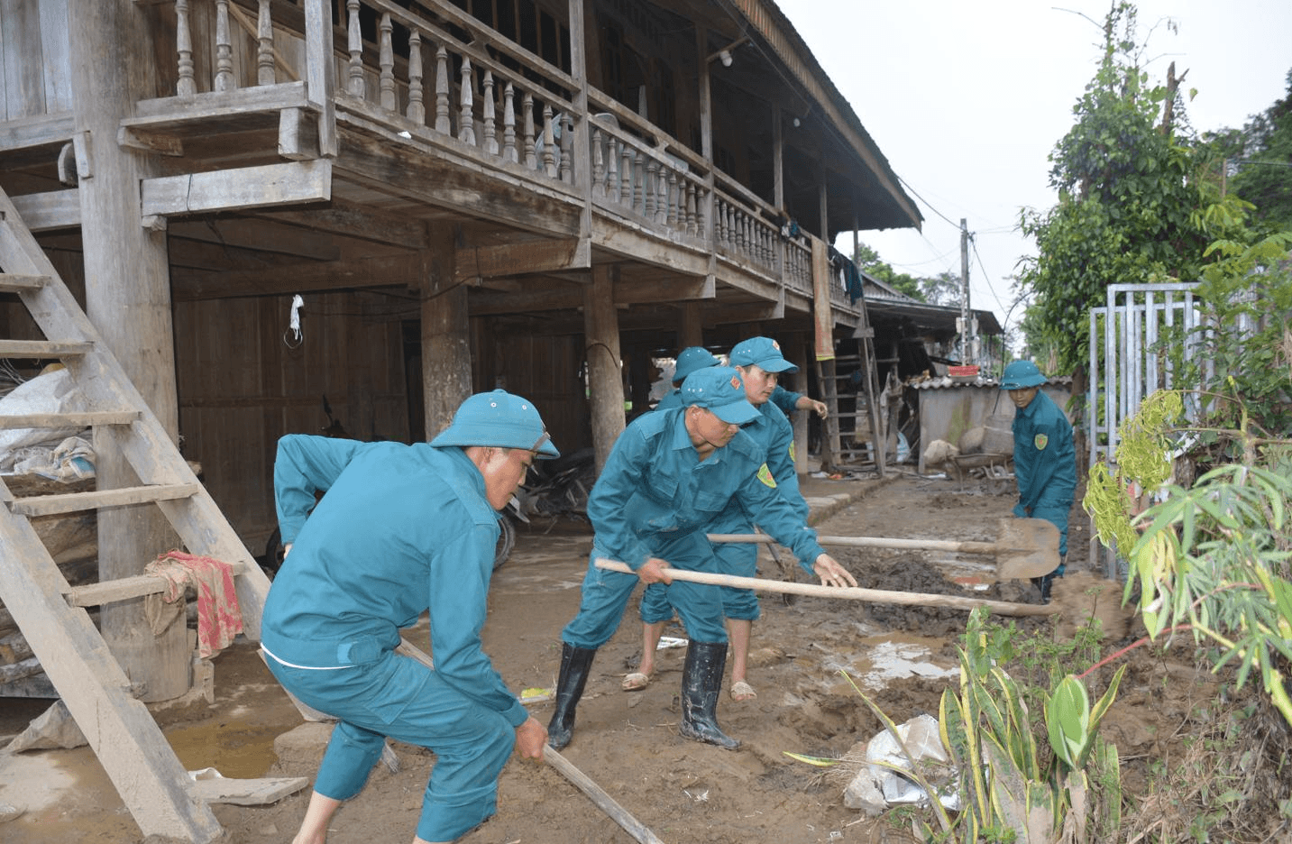 Dân quân hết mình giúp dân nơi lũ quét
