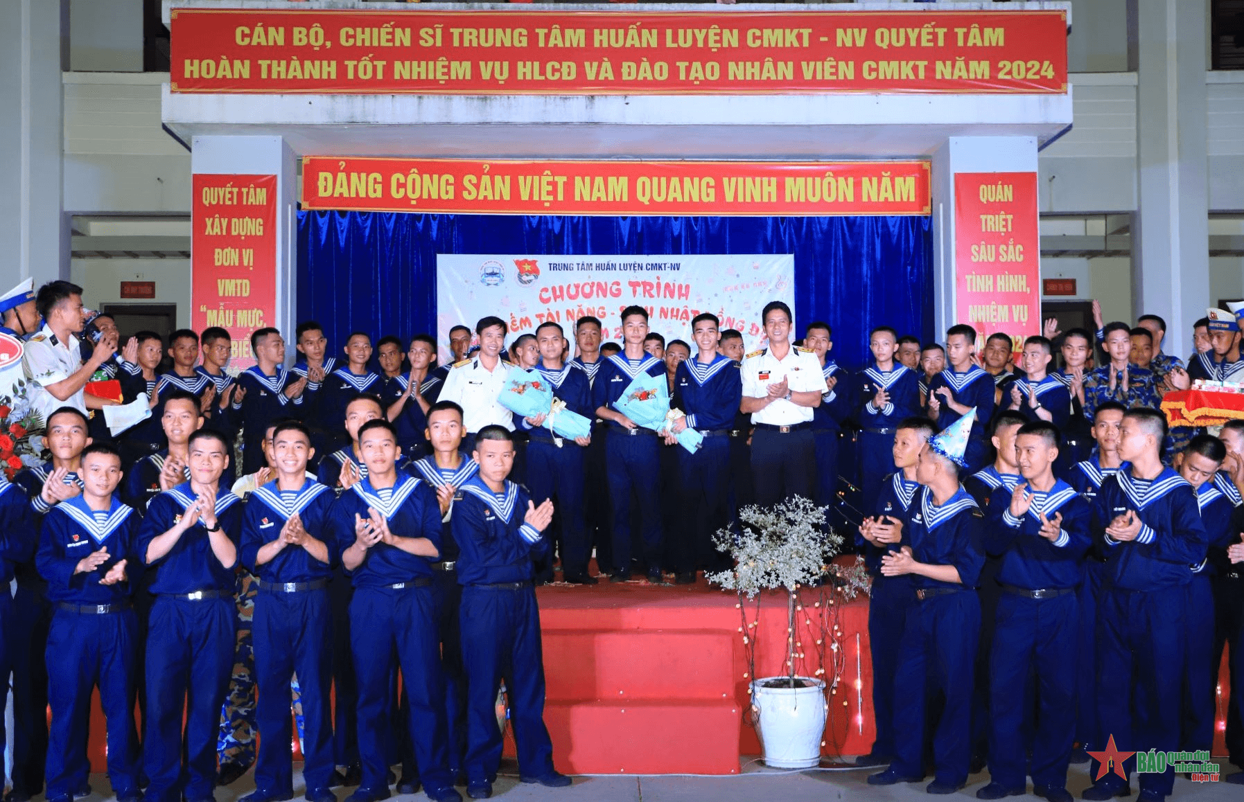 Trung tâm huấn luyện chuyên môn kỹ thuật - nghiệp vụ Vùng 3 Hải quân tổ chức sinh nhật đồng đội