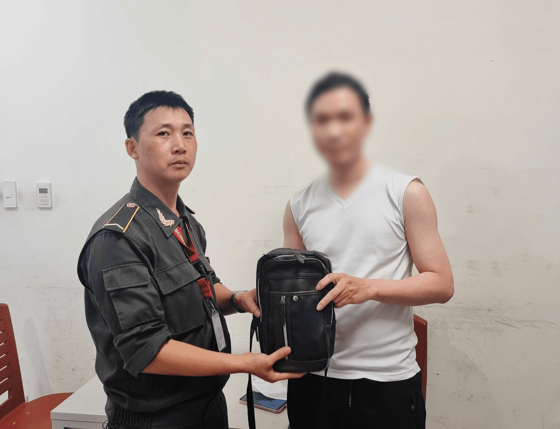 Nhân viên an ninh hàng không Nội Bài tìm thấy và trao trả tài sản giá trị cho hành khách