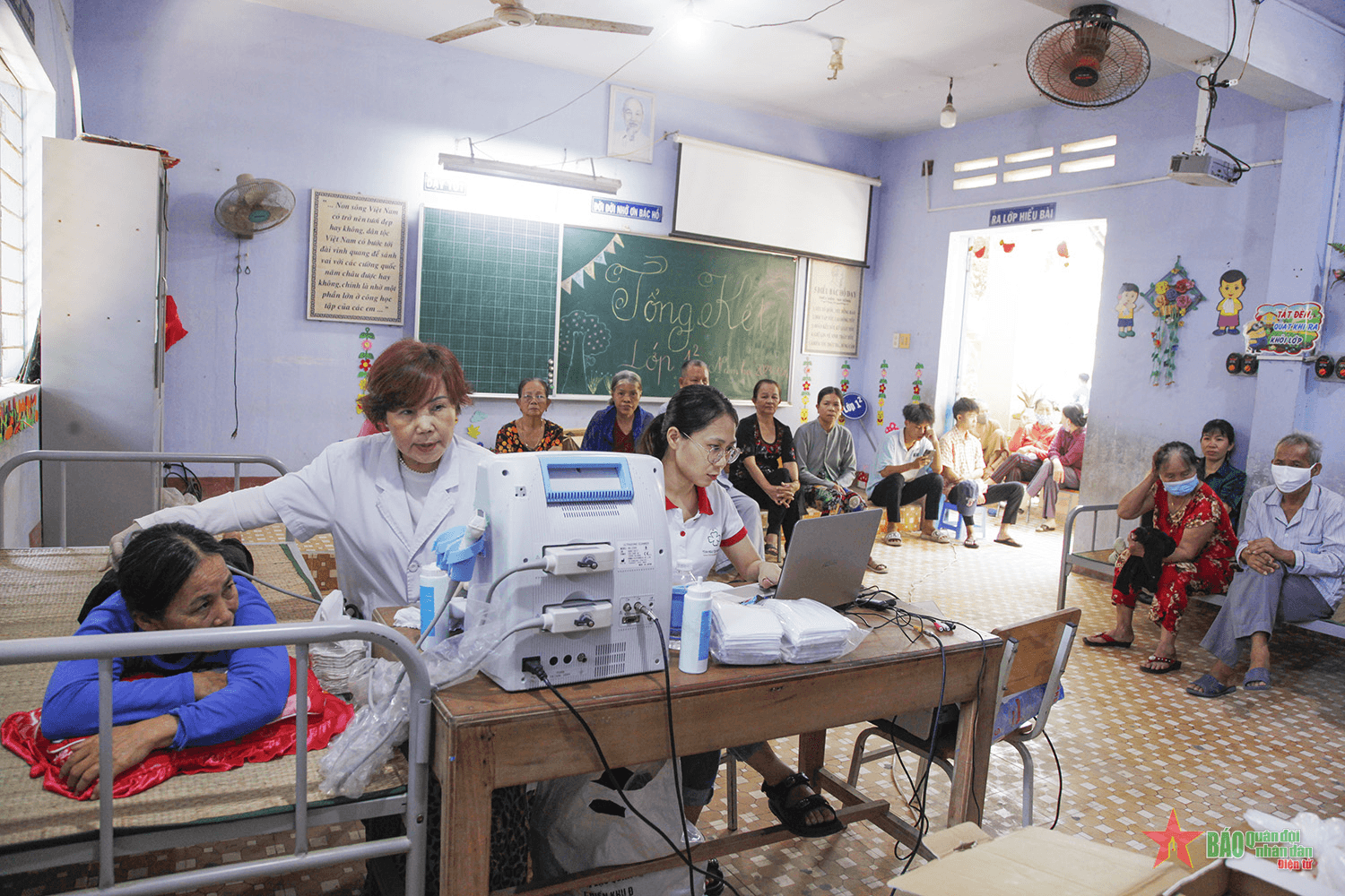 Lữ đoàn 162 (Vùng 4 Hải quân) phối hợp khám bệnh, cấp thuốc miễn phí cho người dân