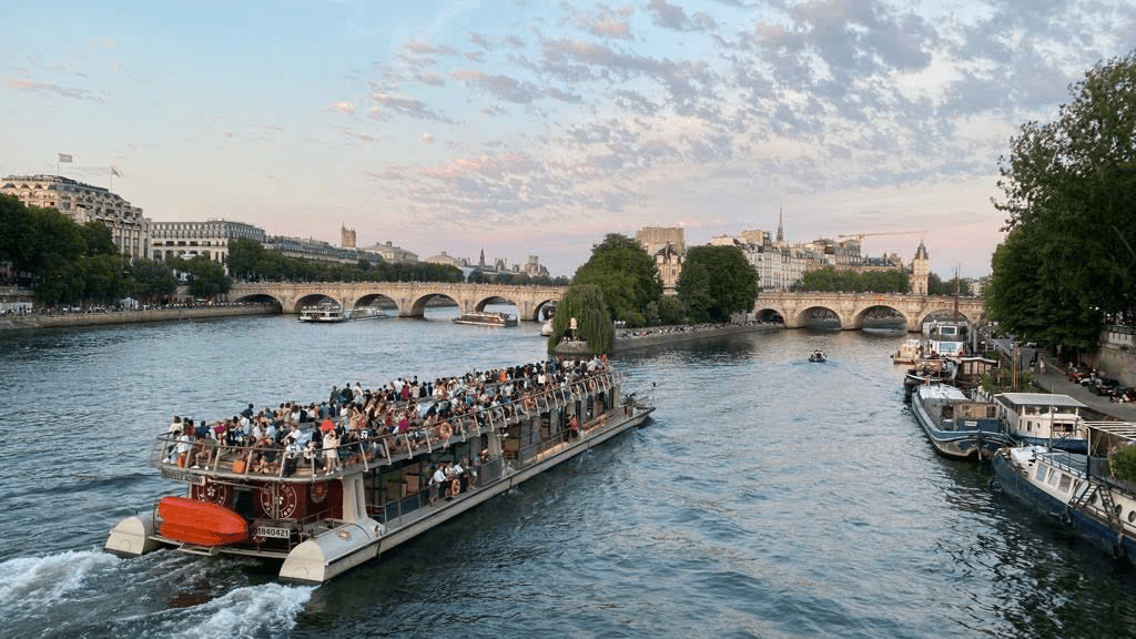 Dải thiên hà trên bầu trời Paris