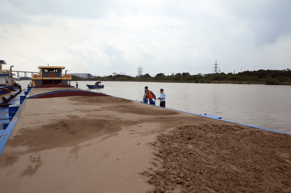 Tạm giữ tàu vận chuyển 1.000 mét khối cát không rõ nguồn gốc