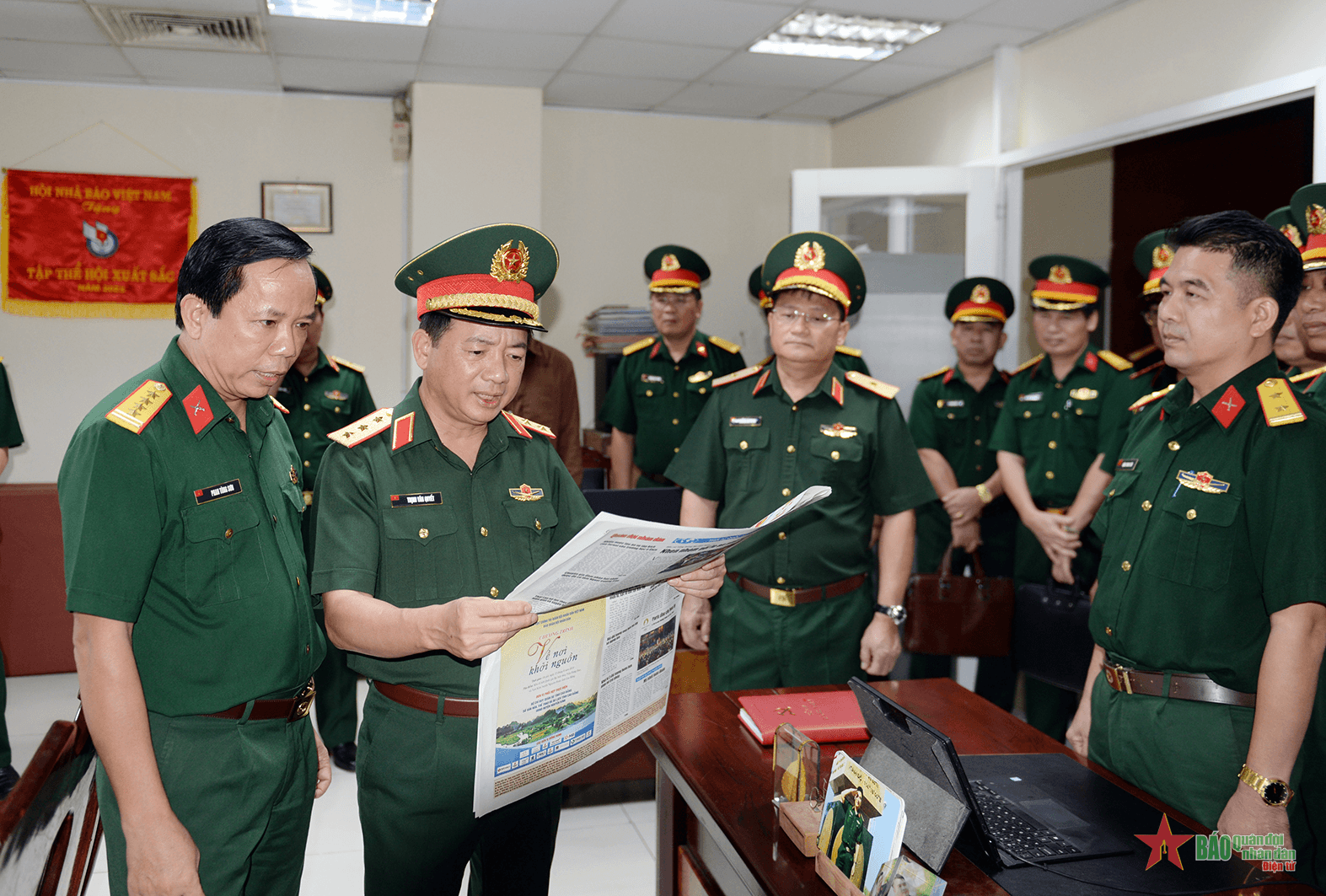 Thượng tướng Trịnh Văn Quyết thăm, kiểm tra Ban đại diện Báo Quân đội nhân dân tại TP Hồ Chí Minh