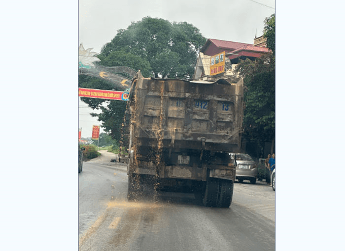 Thư về tòa soạn: Người dân bức xúc vì xe chở đất gây bụi bẩn