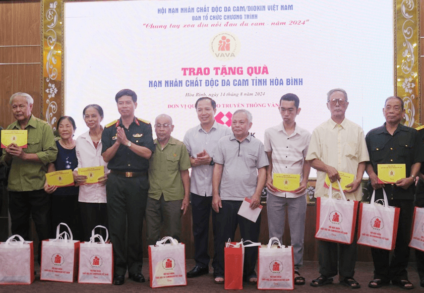 Tặng quà nạn nhân chất độc da cam tổng trị giá 120 triệu đồng