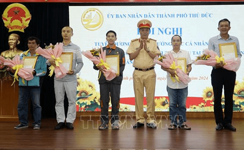 Thành phố Hồ Chí Minh khen thưởng đột xuất 5 cá nhân dũng cảm cứu người trong vụ tai nạn ở cầu Phú Mỹ