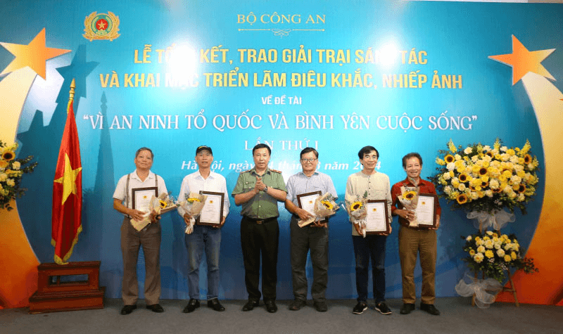 41 tác giả đoạt giải sáng tác điêu khắc, nhiếp ảnh về đề tài “Vì an ninh Tổ quốc và bình yên cuộc sống”