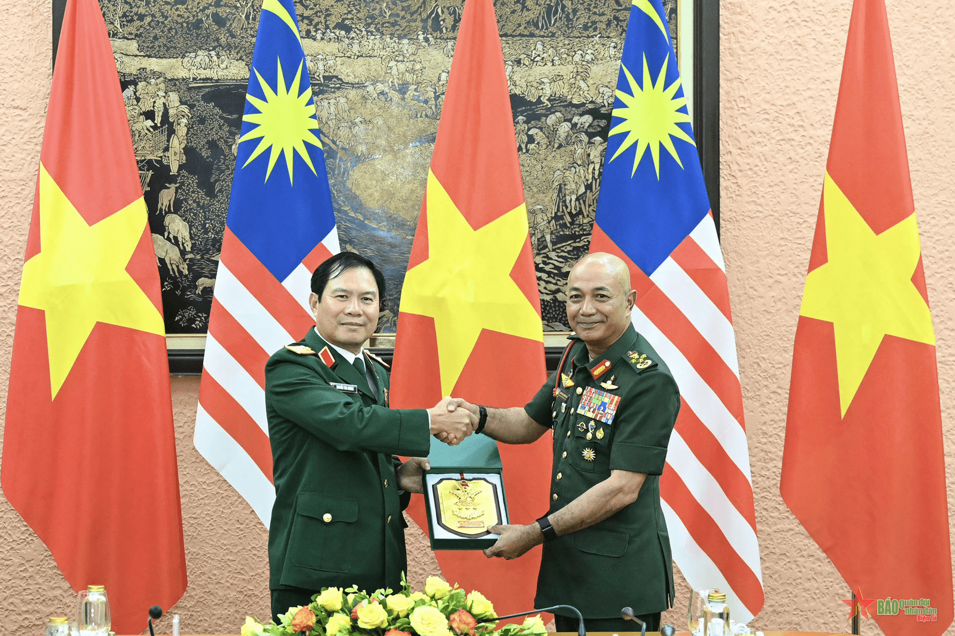 Thượng tướng Nguyễn Tân Cương hội đàm với Tư lệnh Lực lượng Quốc phòng Malaysia