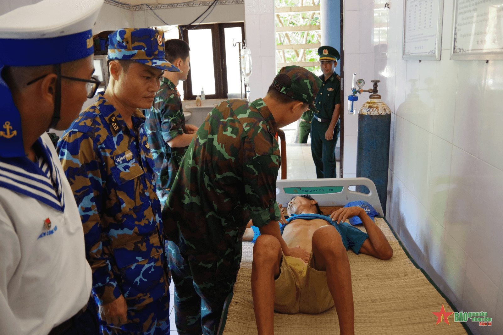 Trung tâm Y tế thị trấn Trường Sa cấp cứu một ngư dân Bình Định