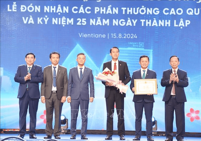 Nhà nước Lào trao Huân chương Lao động hạng Nhất tặng Ngân hàng liên doanh Lào-Việt