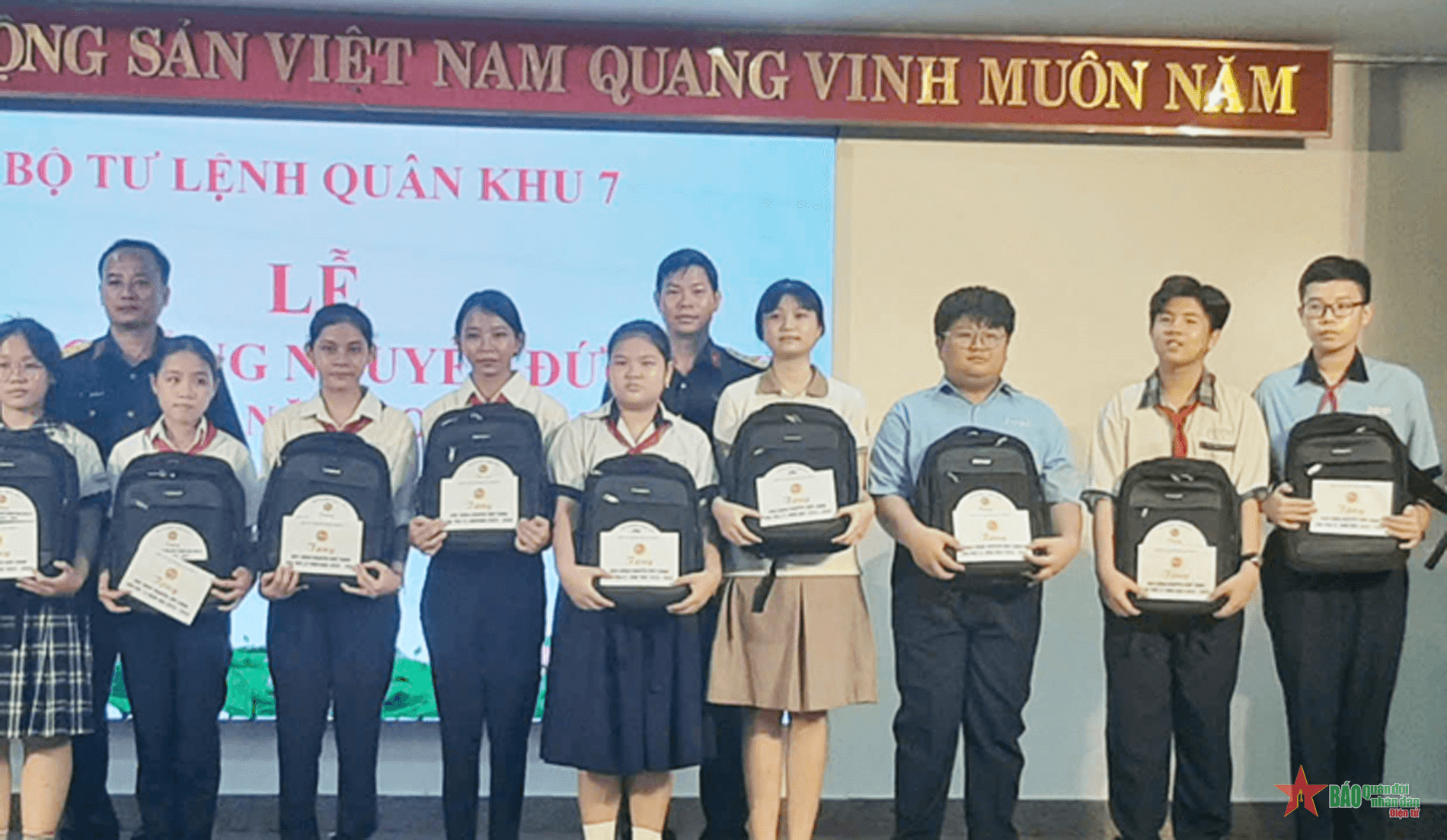 Quân khu 7 trao học bổng Nguyễn Đức Cảnh cho học sinh vượt khó học giỏi
